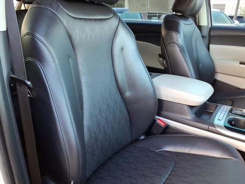 Used 2024 Kia Carnival LX image 12