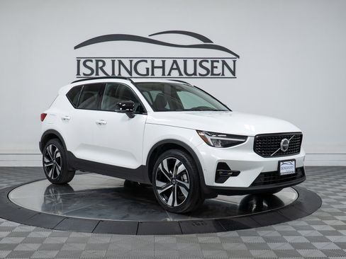 Used 2023 Volvo XC40 B5 Ultimate w/ Climate Package image 3