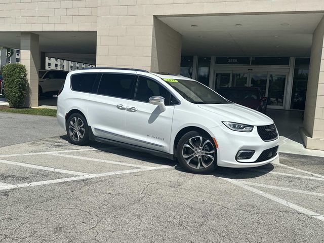 Used 2022 Chrysler Pacifica Pinnacle FWD image 2