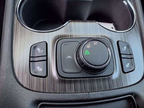 Used 2023 GMC Acadia SLT w/ LPO, Floor Liner Package FWD image 13