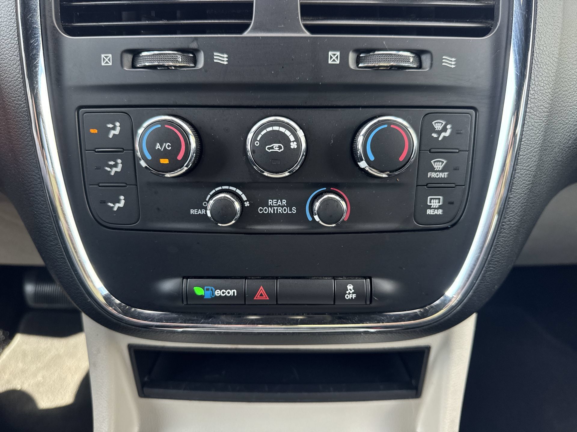 Used 2019 Dodge Grand Caravan SXT FWD image 18