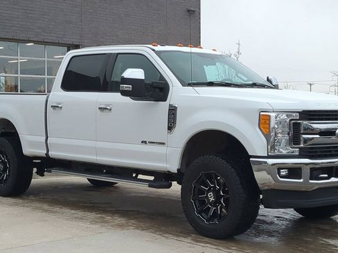 Used 2017 Ford F250 XLT w/ XLT Premium Package image 9