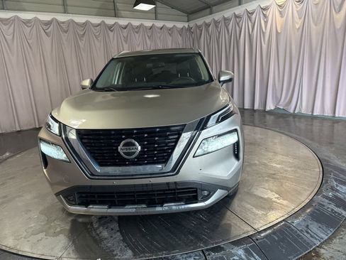 Used 2021 Nissan Rogue Platinum image 2