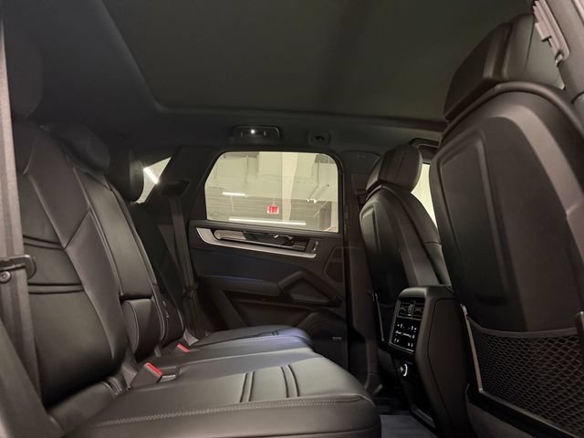 Certified 2025 Porsche Cayenne E-Hybrid w/ Premium Package Plus AWD/4WD image 35