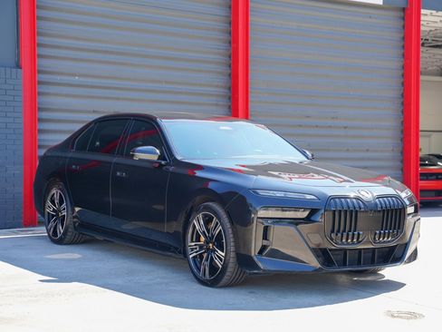 Used 2023 BMW i7 xDrive60 w/ Executive Package 2 image 7