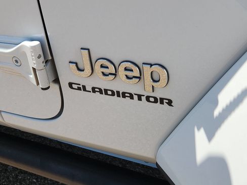 Used 2021 Jeep Gladiator Overland w/ Popular Equipment Package AWD/4WD image 9