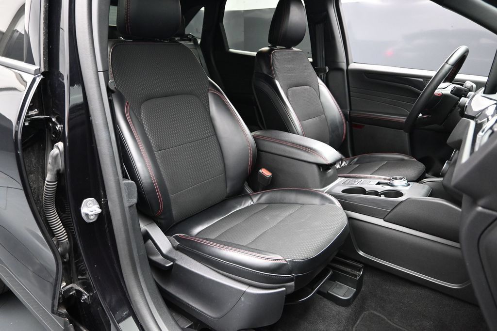 Used 2025 Ford Escape ST-Line Select AWD/4WD image 12