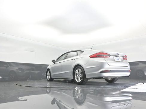 Used 2018 Ford Fusion SE w/ Fusion SE Technology Package image 30