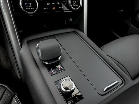 Used 2025 Land Rover Discovery Metropolitan Edition image 14