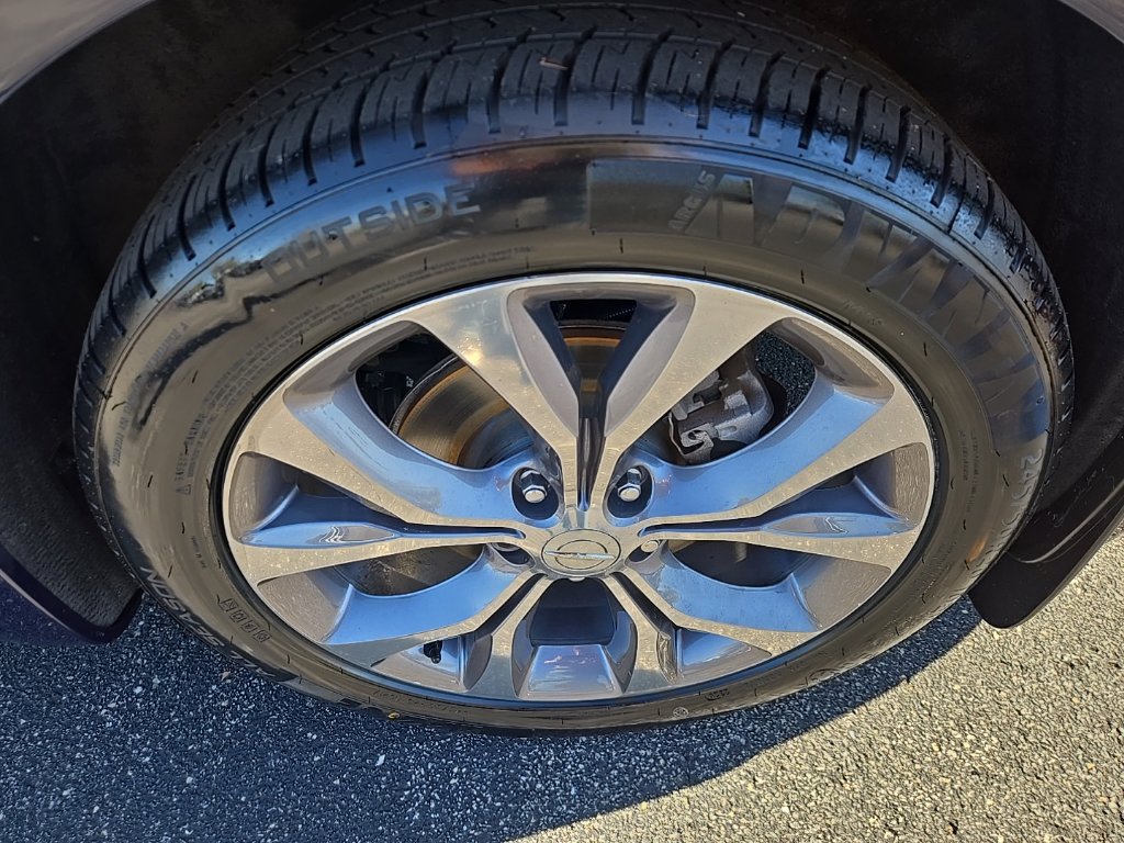 Used 2018 Chrysler Pacifica Limited w/ Tire & Wheel Group FWD image 17
