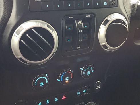 Used 2015 Jeep Wrangler Unlimited Rubicon w/ Connectivity Group image 23