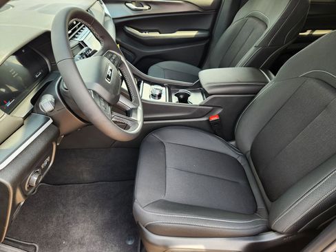 New 2025 Jeep Grand Cherokee L Laredo image 9