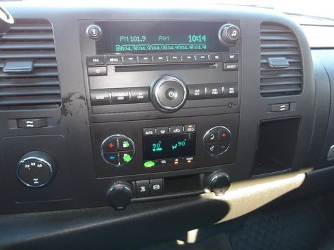 Used 2011 Chevrolet Silverado 2500 LT w/ Interior Plus Package AWD/4WD image 18