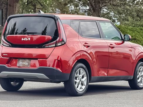Used 2024 Kia Soul LX w/ Option Group 015 FWD image 4