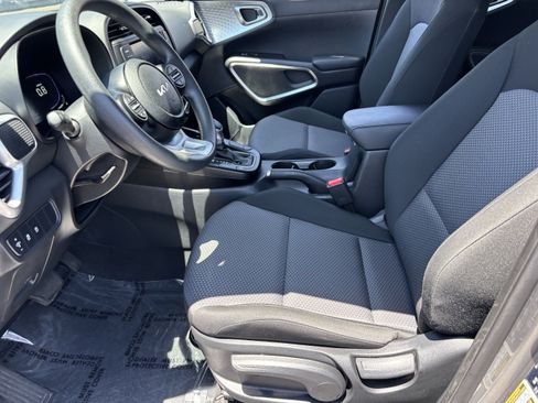 Certified 2025 Kia Soul LX w/ LX Technology Package FWD image 17