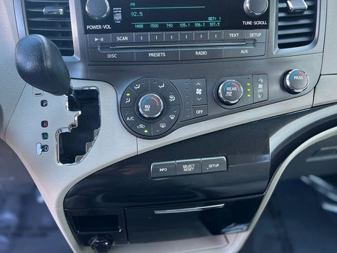 Used 2011 Toyota Sienna LE image 21