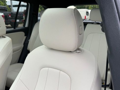 Used 2026 Mercedes-Benz GLB 250 image 3
