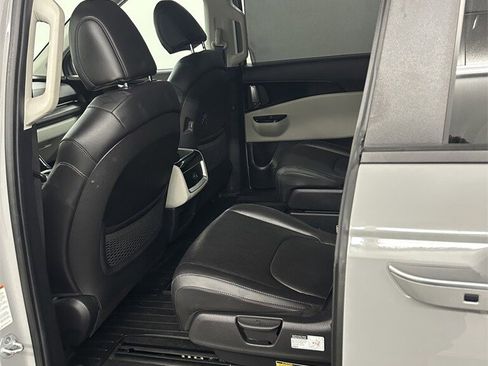 Used 2022 Kia Carnival EX image 24