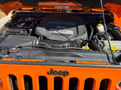Used 2013 Jeep Wrangler Unlimited Sahara w/ Connectivity Group AWD/4WD image 16
