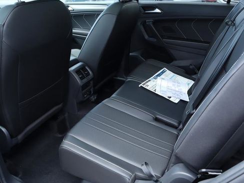 New 2024 Volkswagen Tiguan SE w/ Panoramic Sunroof Package image 18