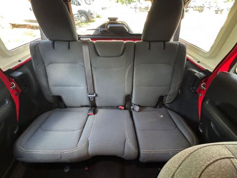 Used 2025 Jeep Wrangler Sahara image 38