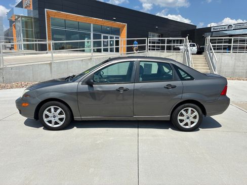 Used 2005 Ford Focus ZX4 Sedan FWD image 2