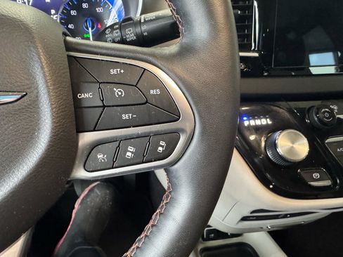 Used 2020 Chrysler Pacifica Touring-L Plus image 28