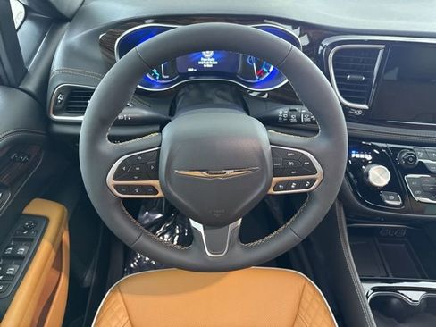 Used 2023 Chrysler Pacifica Pinnacle image 23