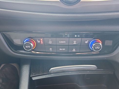 Used 2019 Buick Regal Essence w/ Driver Confidence Package I image 18