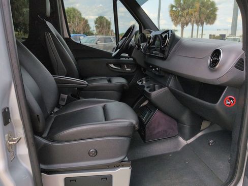 Used 2019 Mercedes-Benz Sprinter 2500 image 25