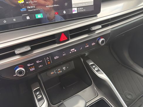 Used 2025 Kia Sorento S w/ Panoramic Sunroof Package image 19