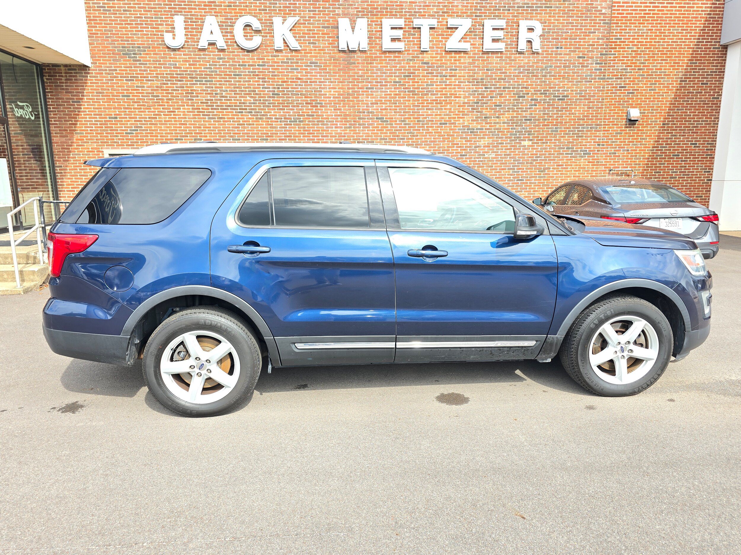 Used 2016 Ford Explorer XLT w/ Equipment Group 201A AWD/4WD image 8