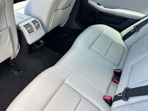 Used 2010 Mercedes-Benz E 350 Sedan image 27