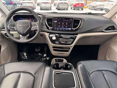 Used 2024 Chrysler Pacifica Touring-L image 3