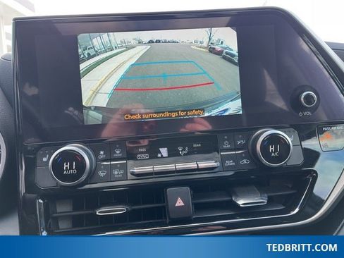 Used 2024 Toyota Highlander XLE image 32