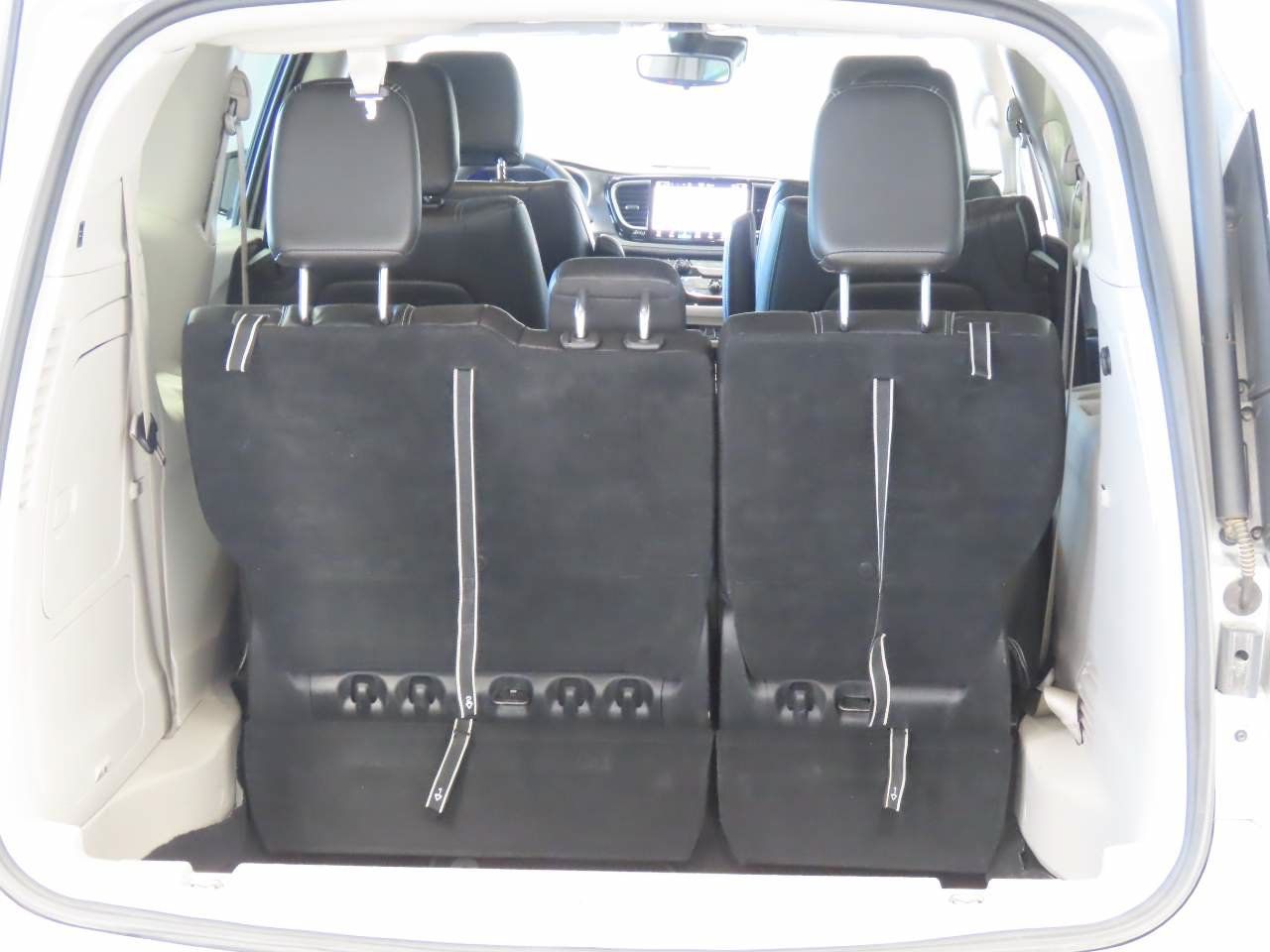 Used 2024 Chrysler Pacifica Limited FWD image 16
