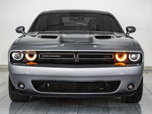 Used 2015 Dodge Challenger SXT image 3