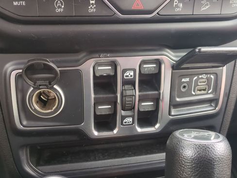 Certified 2019 Jeep Wrangler Unlimited Sahara AWD/4WD image 31