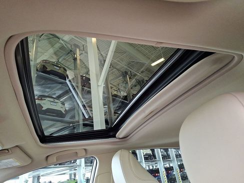 Used 2020 Toyota Camry XLE w/ Sunroof Package FWD image 16