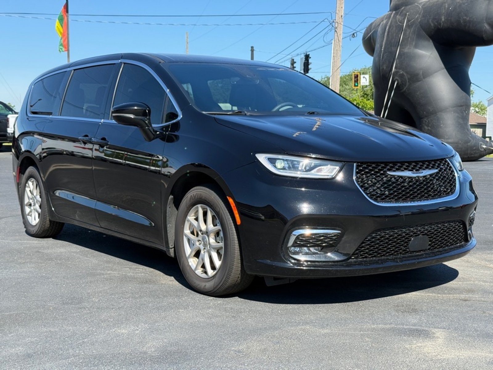 Used 2025 Chrysler Pacifica Select FWD image 2