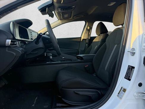 Used 2025 Hyundai Elantra SE image 10