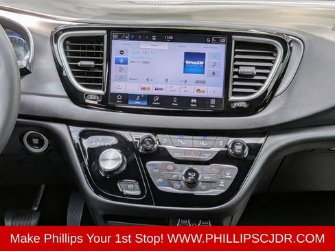 Certified 2025 Chrysler Pacifica Select FWD image 17