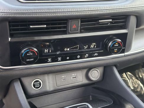 Used 2023 Nissan Rogue SV image 16