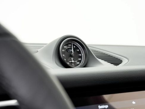 Certified 2026 Porsche Macan AWD/4WD image 16