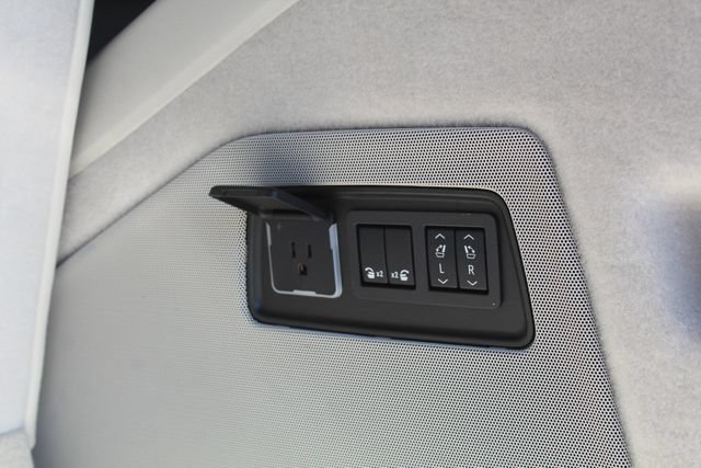Used 2025 Cadillac Escalade Sport Platinum w/ LPO, ONYX Package AWD/4WD image 6