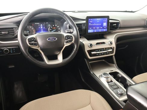 Used 2023 Ford Explorer XLT AWD/4WD image 2