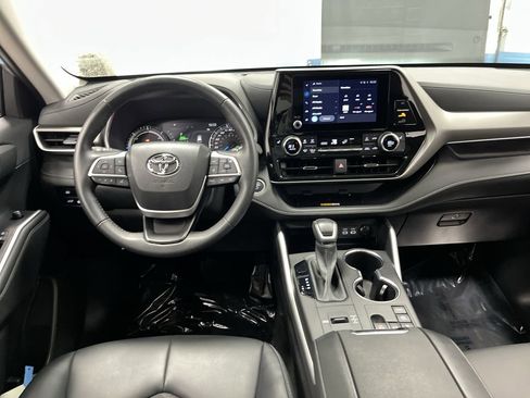 Used 2024 Toyota Highlander XLE image 5