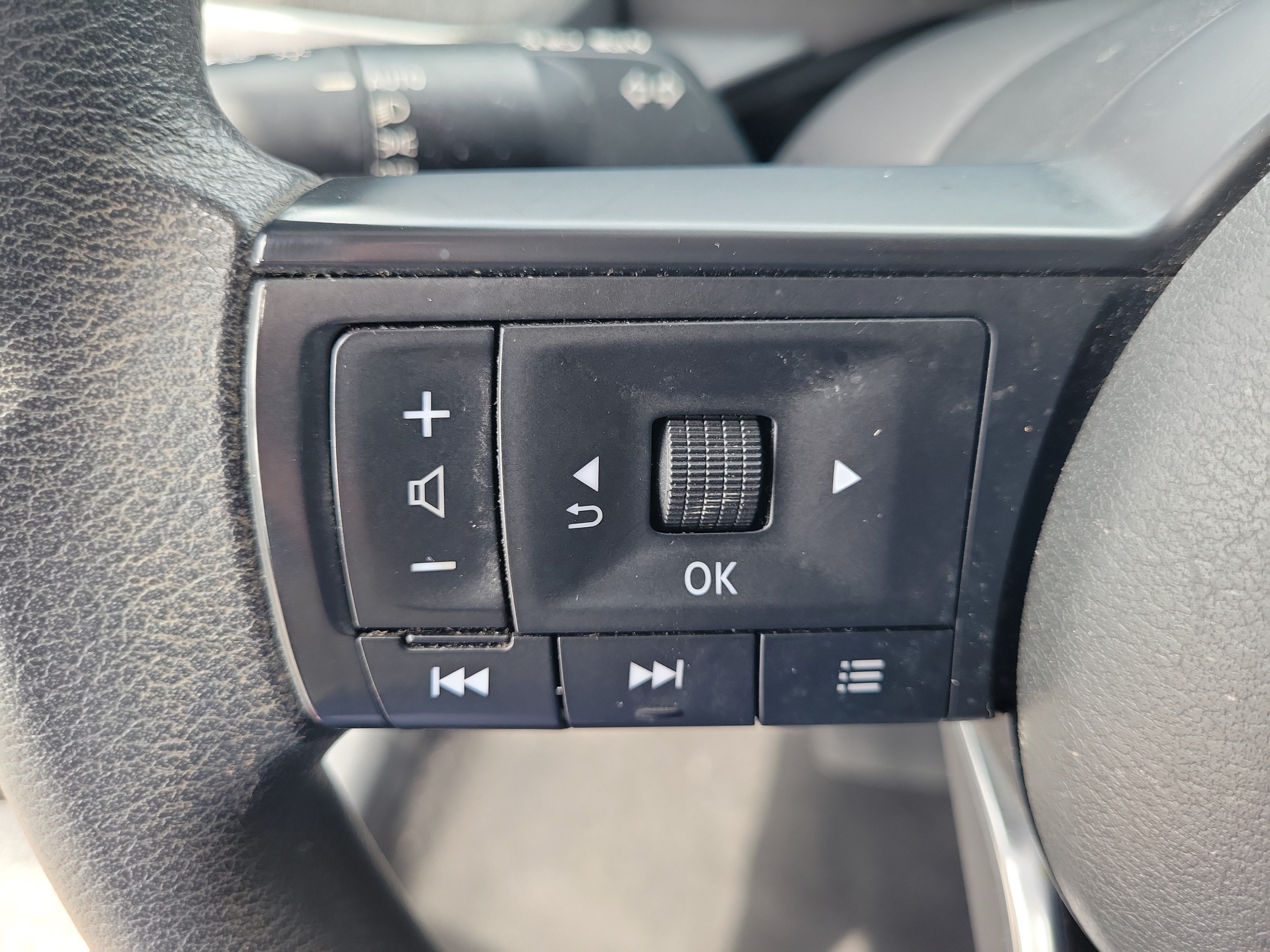 Certified 2025 Nissan Kicks SV w/ Charging Package FWD image 15