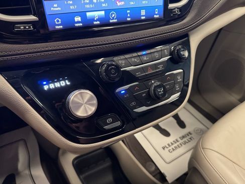 Used 2021 Chrysler Pacifica Touring-L w/ Uconnect Theater Family Group AWD/4WD image 16