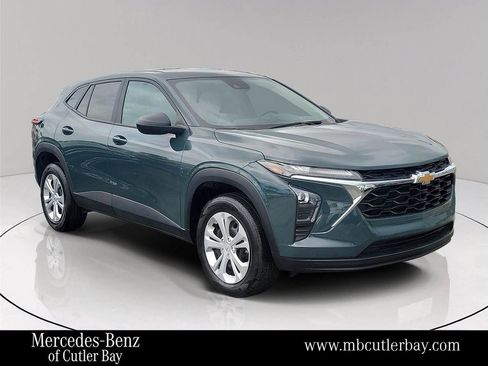 Used 2025 Chevrolet Trax LS FWD image 1